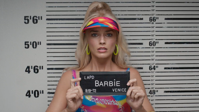 Margot Robbie jako Barbie podczas robienia zdjęcia policyjnego